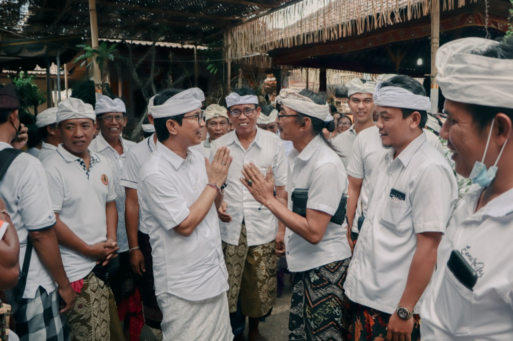 Sekda Adi Arnawa Hadiri Upacara Caru Warespati Kalpa di Merajan Para Gotra Sentana Dalem Tarukan